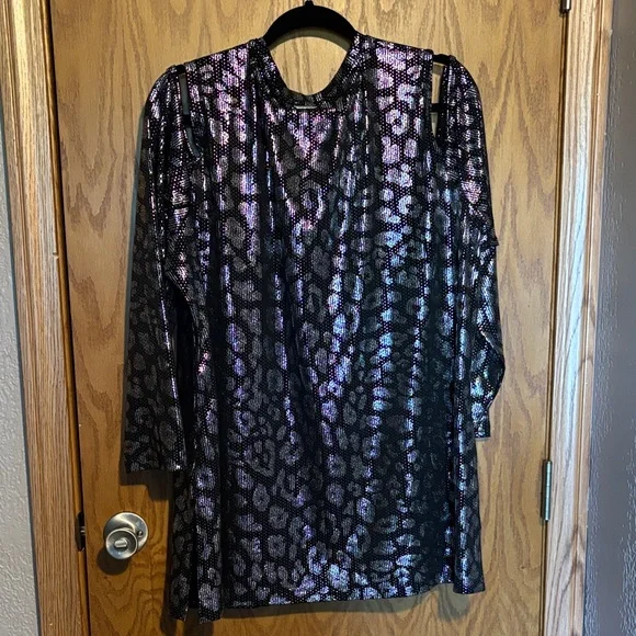 Michael Kors Black and Silver Patterned Blouse with cold shoulder 2x - Picture 3 of 9